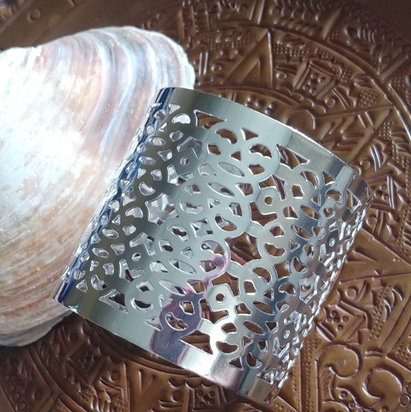 ellu Jewelry - Silver tone Fashion Lazer Cut Bracelet